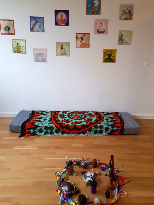 A sala de minha casa em Berlim, improvisando um primeiro espaço para as Histórias Curativas